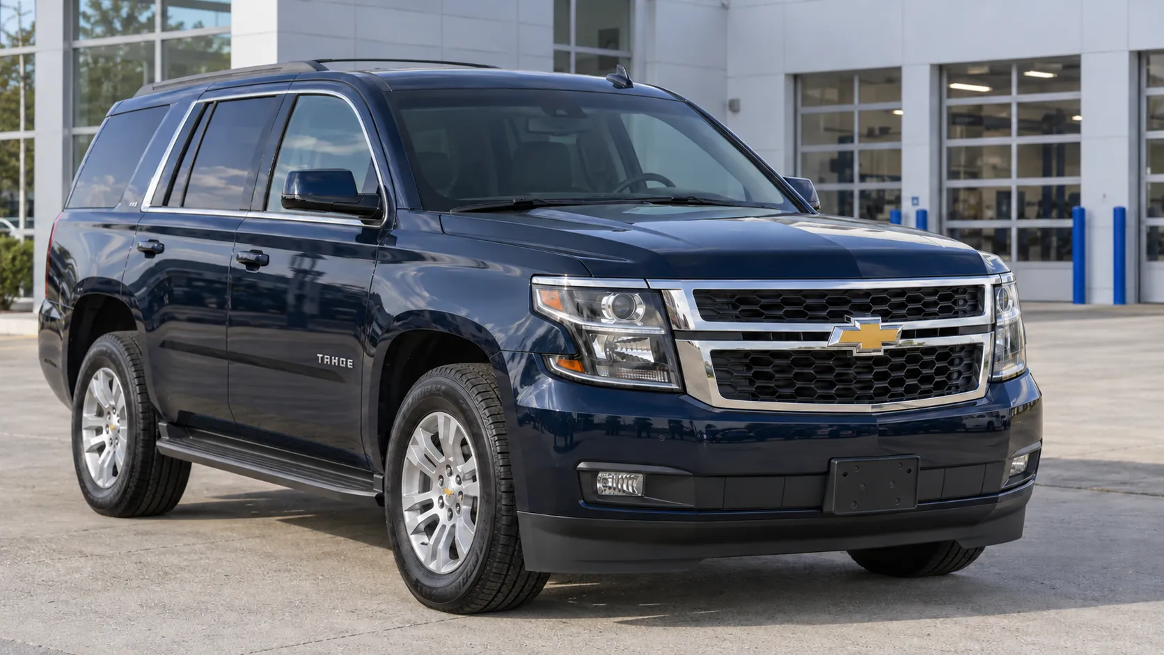 Тёмно-синий Chevrolet Tahoe четвёртого поколения на площадке перед автосервисом