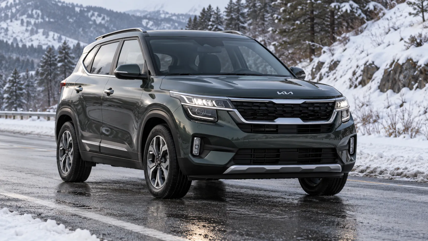 Kia Seltos на мокрой дороге рядом со снегом