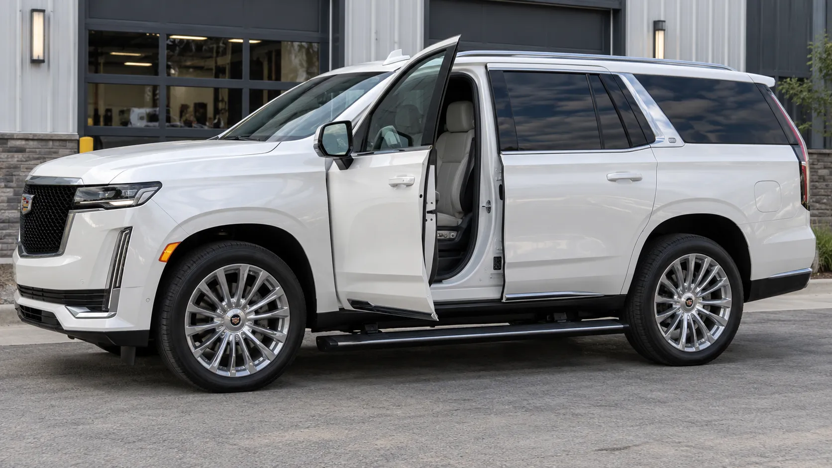 Штатная выдвижная подножка Cadillac Escalade 2021 при открытой водительской двери