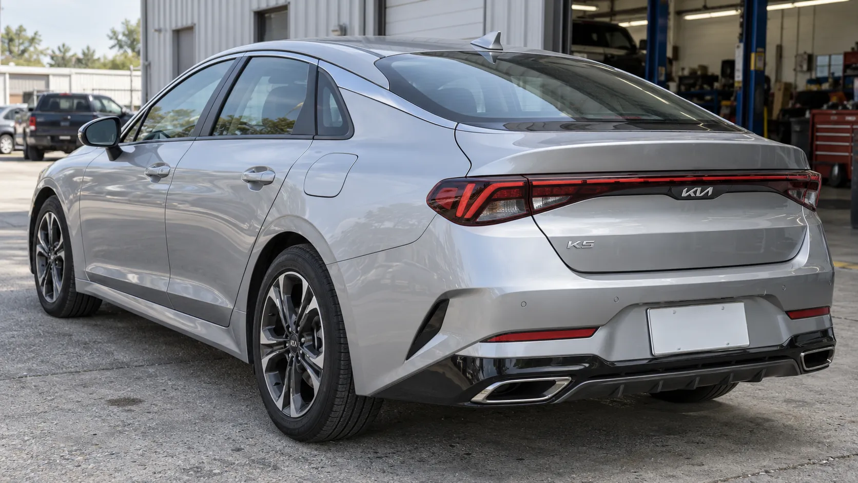 Задняя боковая часть Kia K5 с закрытым лючком топлива