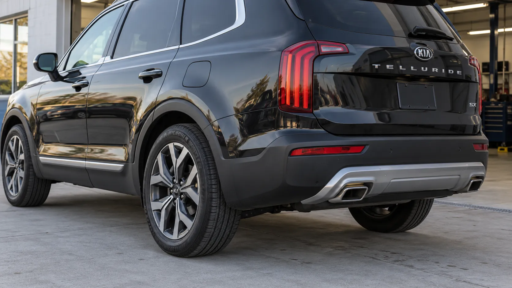 Заднее колесо и кузов Kia Telluride в мастерской