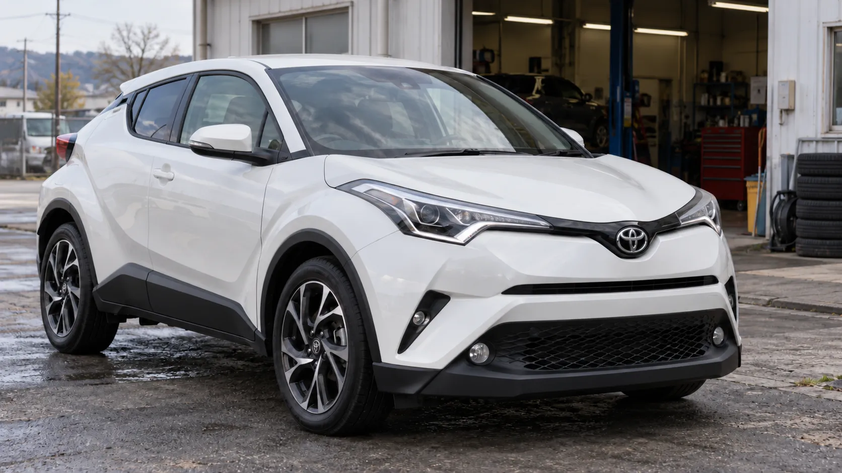 Toyota C-HR первого поколения у сервиса