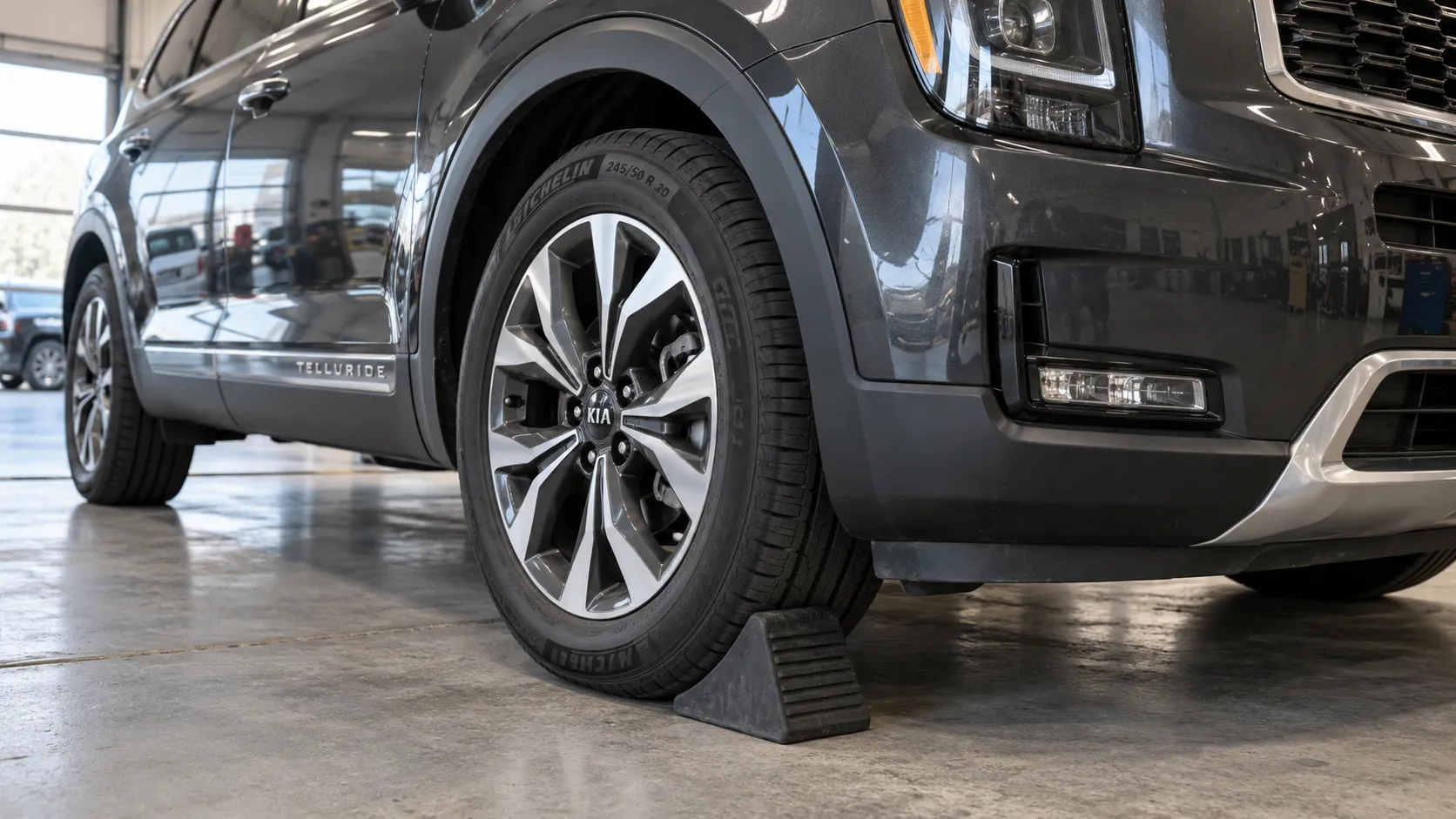 Kia Telluride с установленным противооткатным упором