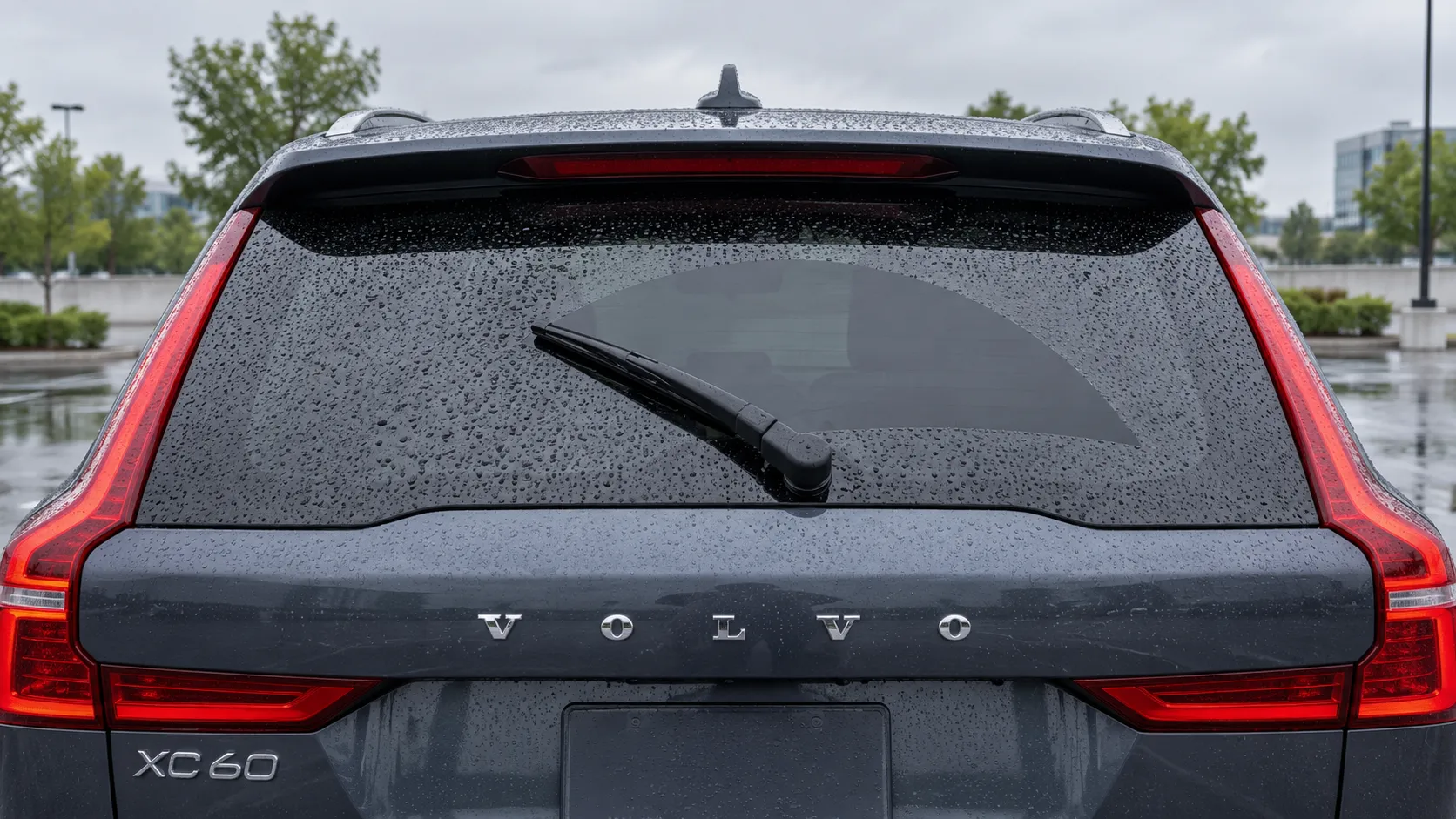 Задний дворник Volvo XC60 на мокром стекле