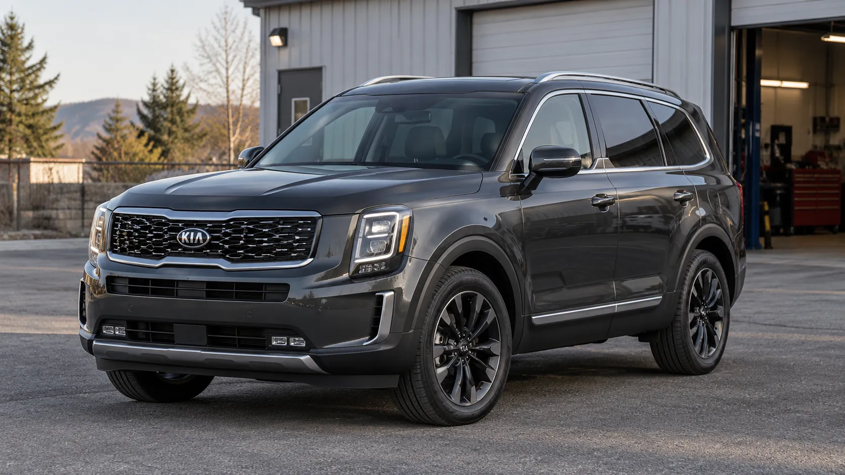 Kia Telluride на площадке автомобильного сервиса