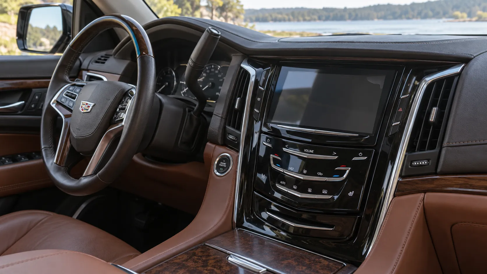 Экран Cadillac CUE в салоне Escalade с видимым дефектом в углу линзы