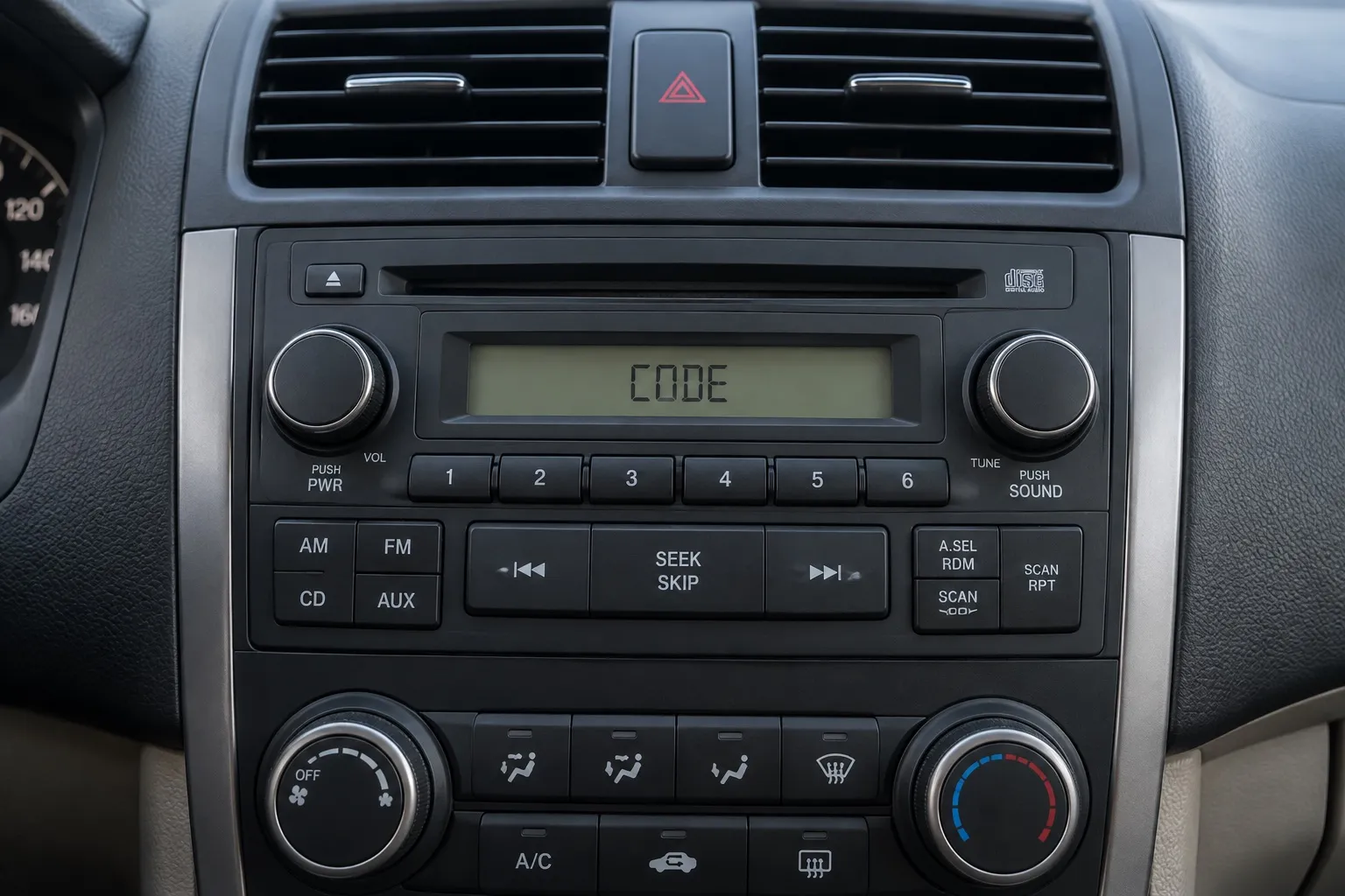Штатная автомобильная магнитола с надписью CODE на дисплее