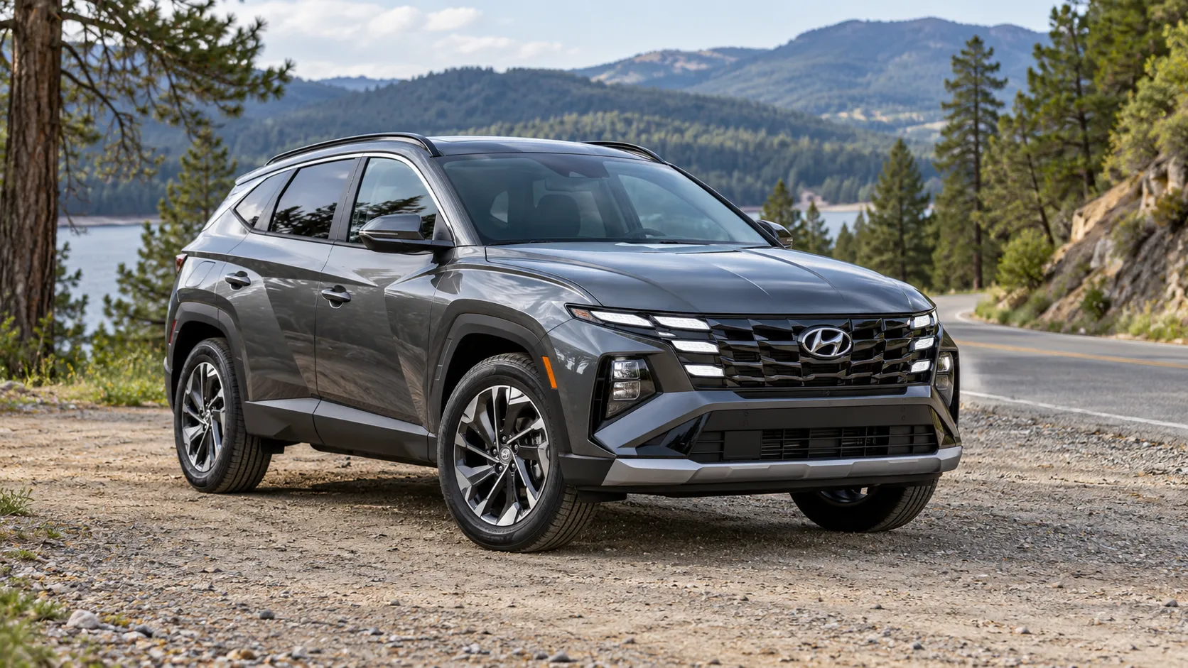 Hyundai Tucson на ровной площадке у грунтового съезда