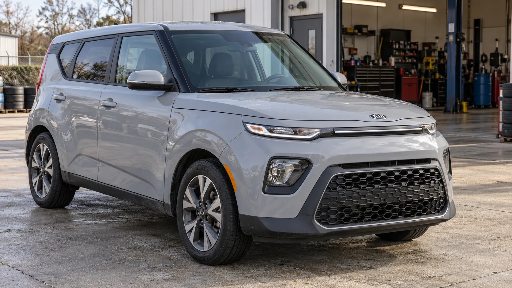 Kia Soul у открытого сервисного бокса