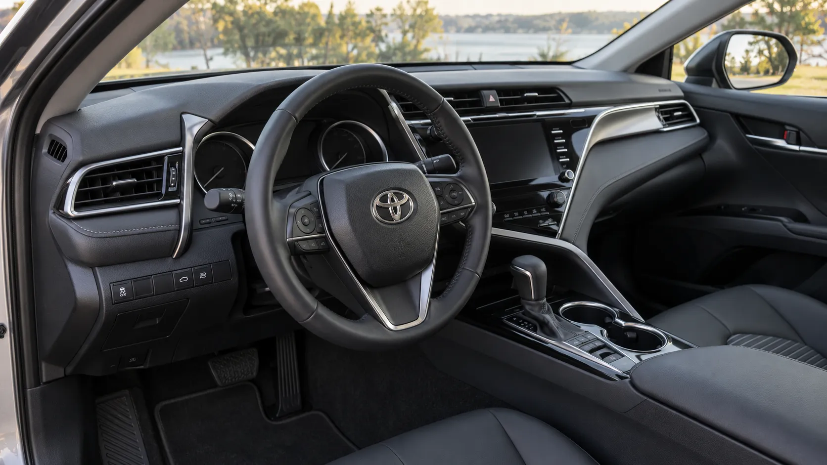 Салон Toyota Camry с приборной панелью