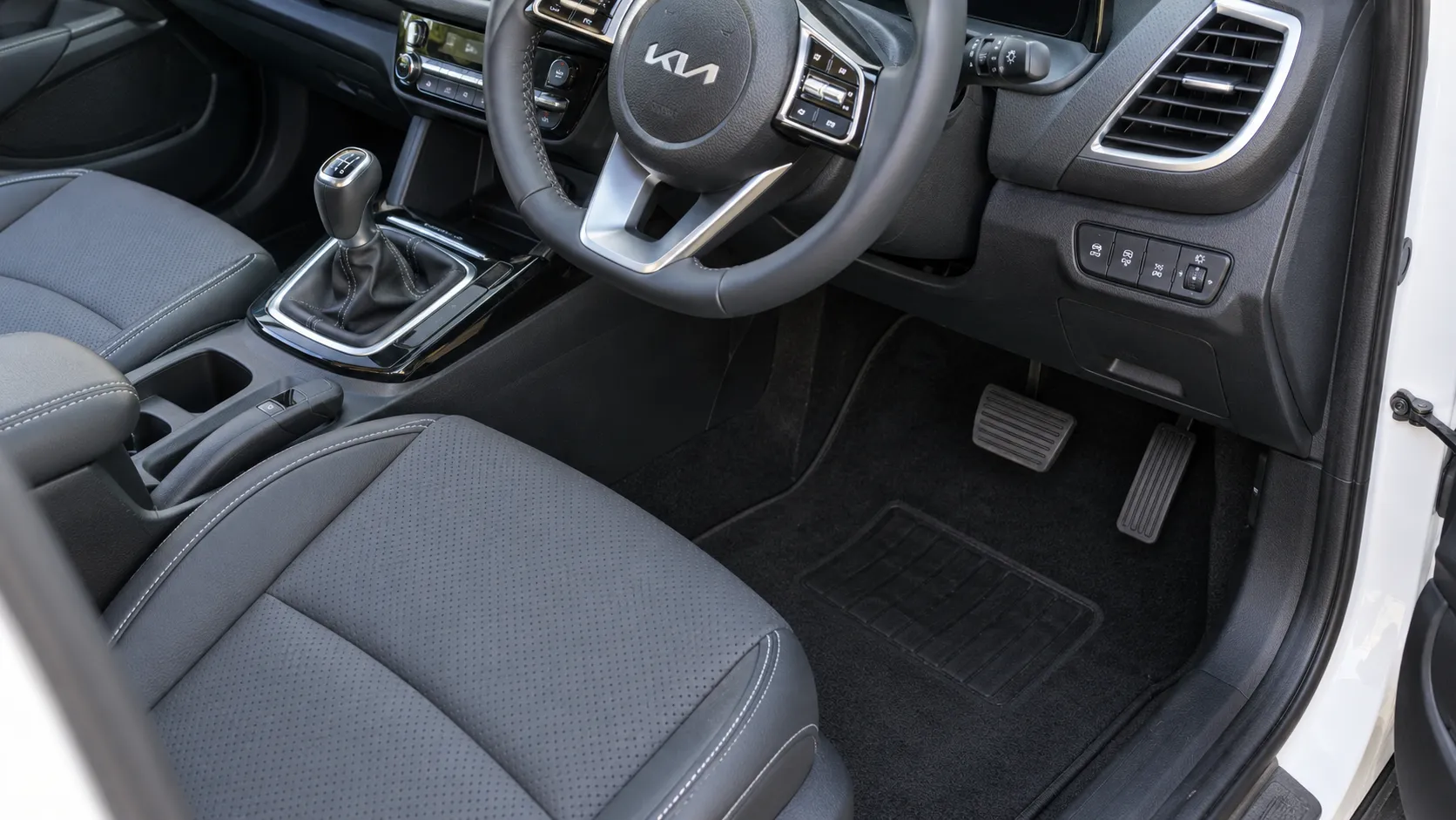 Ручной рычаг и две педали праворульного Kia Seltos с iMT