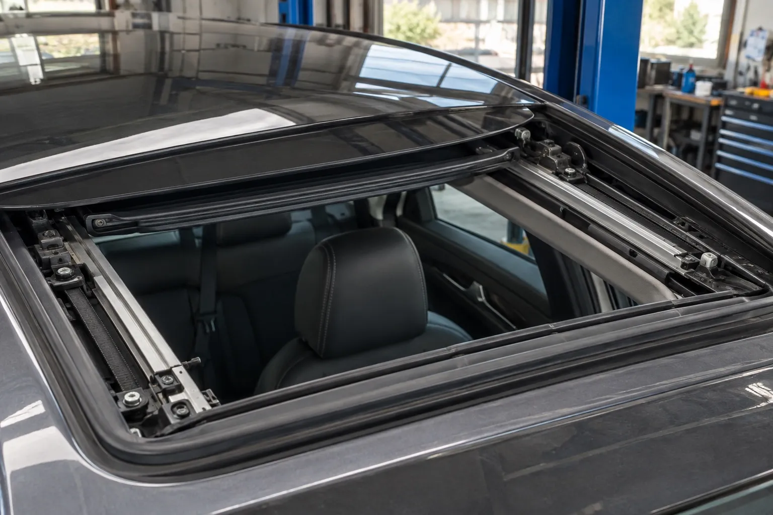 Направляющие и стеклянная панель люка автомобиля
