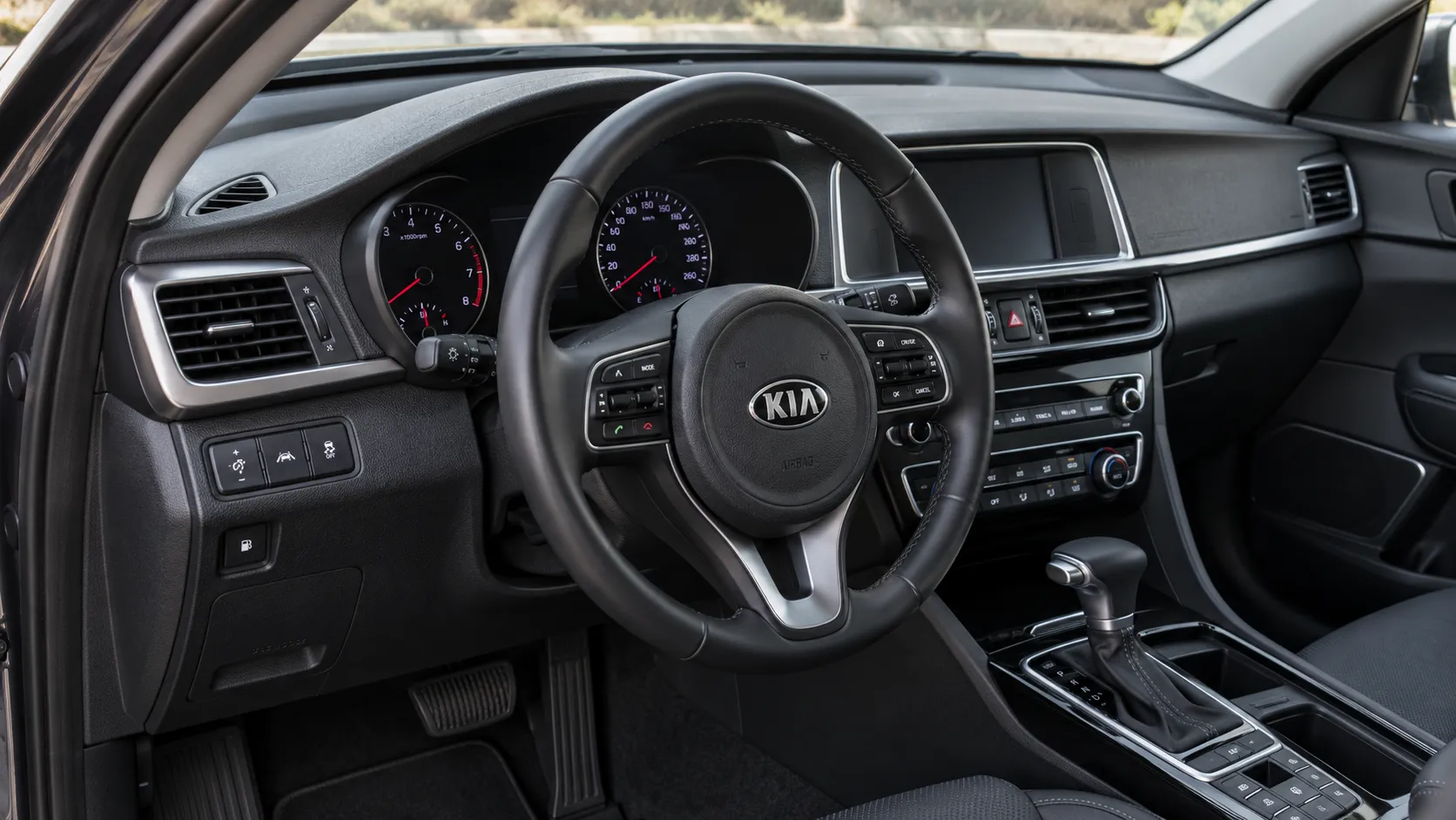 Рулевое колесо и приборная панель Kia Optima