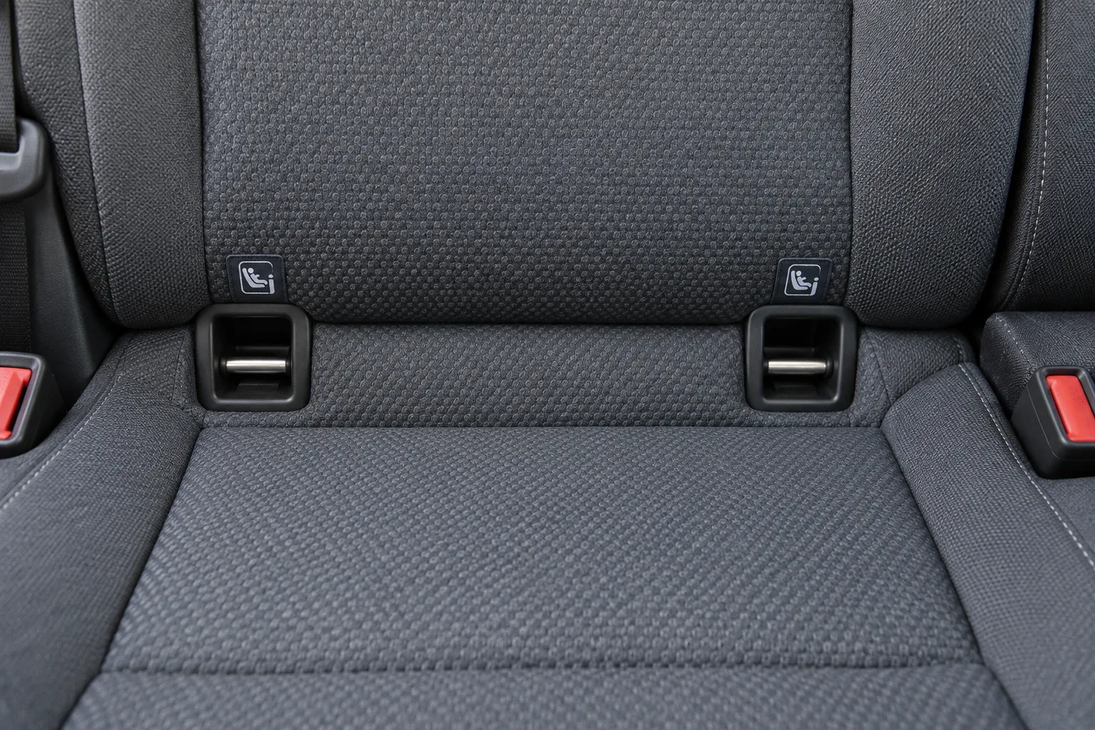 Штатные направляющие ISOFIX на заднем сиденье автомобиля, крупный план без установленного кресла
