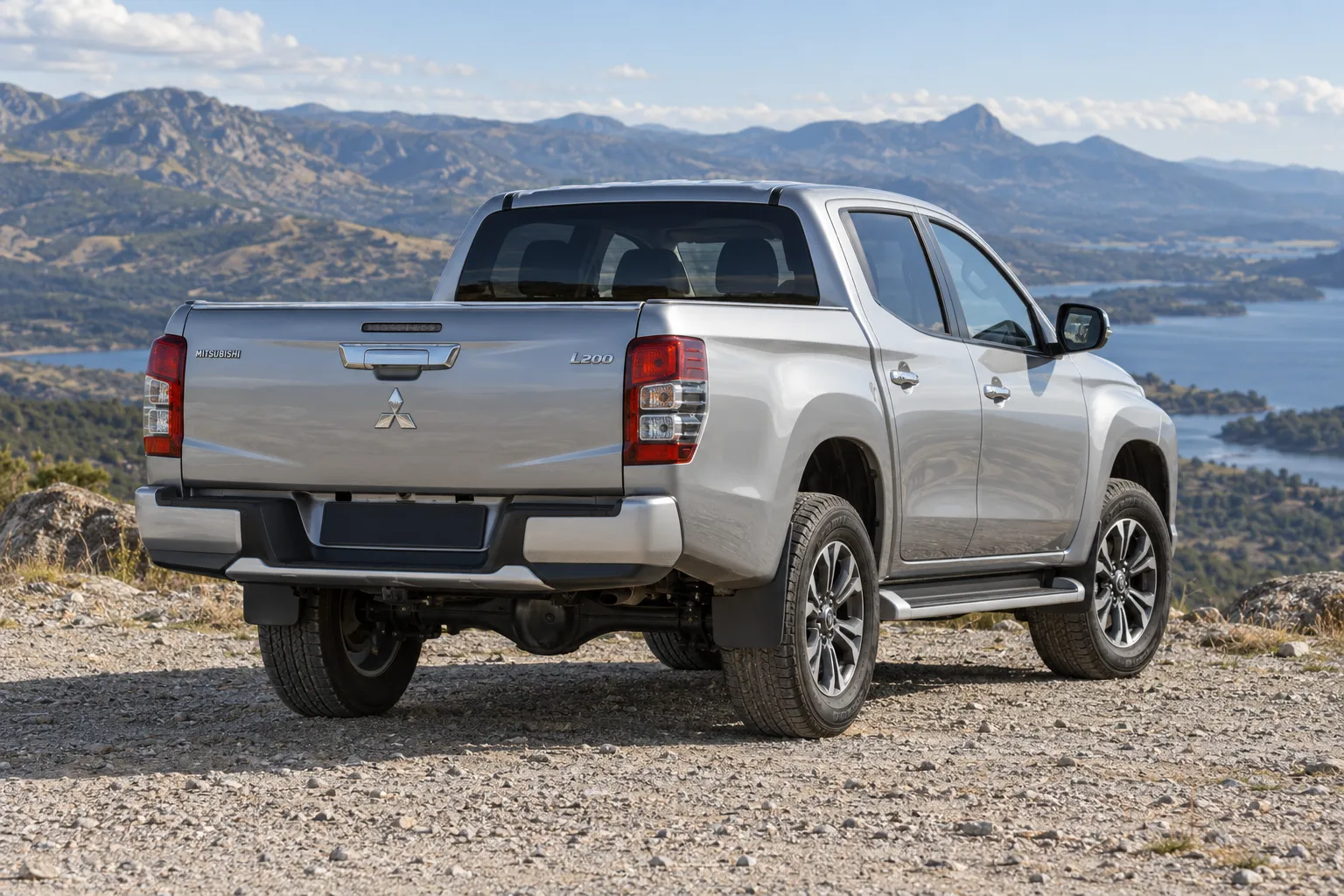 Mitsubishi L200, вид на заднюю часть и колёса
