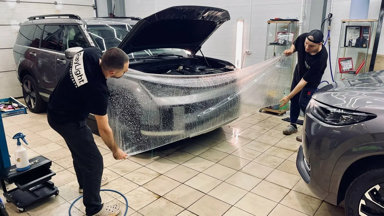 Нанесение виниловой пленки на кузов автомобиля на территории ВИСТ